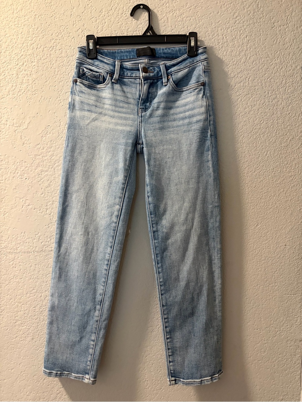 Women’s Buckle Black Light Wash cropped Jeans - Straight Leg